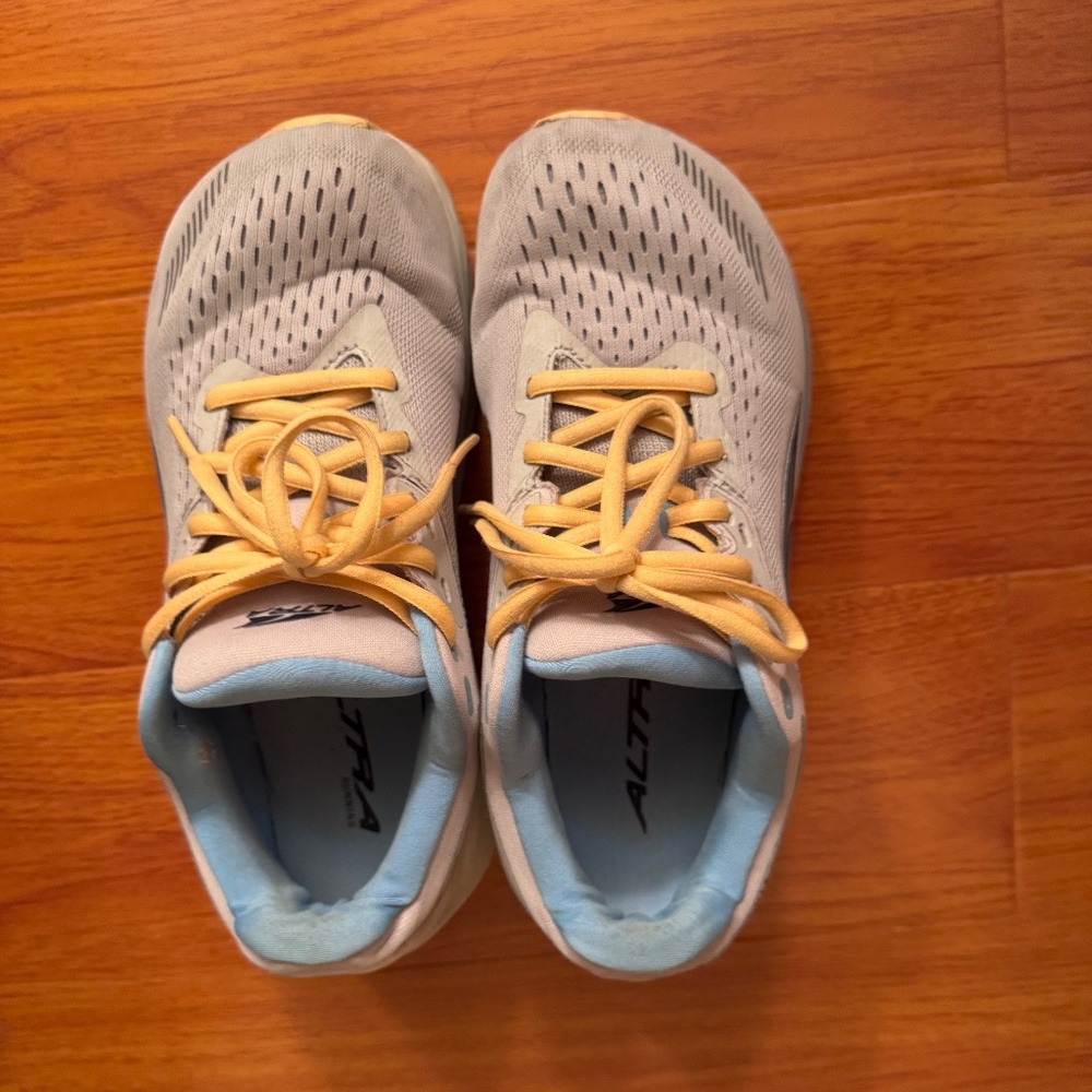 Altra Via Olympus Light Gray  women running shoes size 7.5
